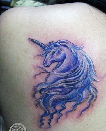 一款美女肩部彩色独角兽纹身图案纹身图片