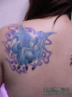 美女肩部彩色独角兽翅膀纹身图案纹身图片