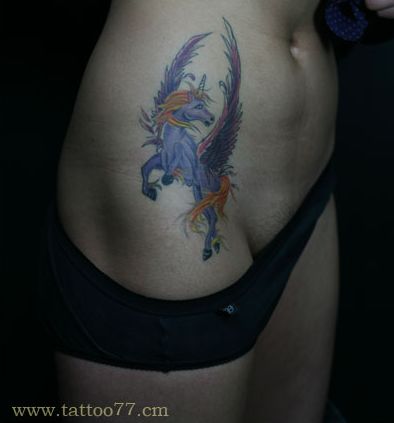 独角兽纹身图案：美女腹部彩色独角兽纹身图案纹身图片
