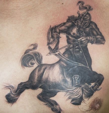 星座纹身图案：一款胸部射手座纹身图案纹身图片