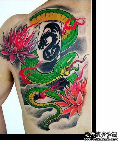 蛇纹身图案：肩部彩色蛇莲花纹身图案纹身图片