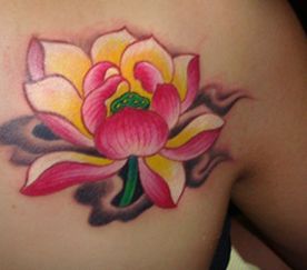 莲花纹身图案：时尚经典美女肩部彩色莲花纹身图案纹身图片