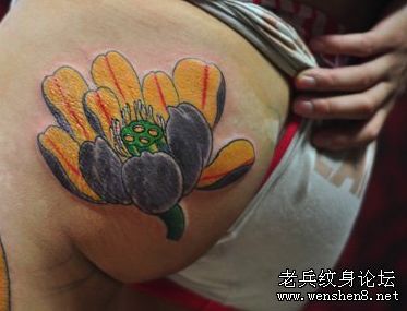 美女臀部的一款彩色莲花荷花纹身图案图片