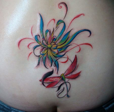 腰部纹身图案：腰部彩色莲花蜻蜓纹身图案纹身图片