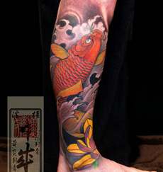 日本黄炎纹身作品欣赏：腿部传统鲤鱼纹身图片，鲤鱼纹身图案大全