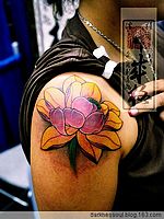 日本纹身师手臂彩色莲花纹身作品