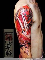日本黄炎手臂彩色鲤鱼纹身作品