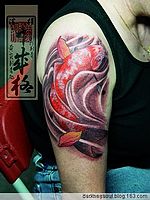 日本纹身师手臂彩色鲤鱼纹身作品