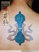 日本纹身师背部彩色金刚杵纹身作品
