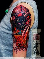 日本纹身师手臂招财猫金鱼纹身作品