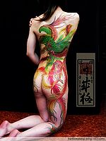 日本黄炎纹身美女彩色满背凤凰纹身作品