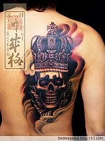 日本黄炎背部骷髅皇冠纹身作品