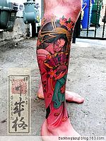 腿部彩色日本艺妓纹身图案作品分享
