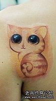 背部可爱小猫咪纹身图案