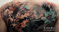 背部彩色鲤鱼莲花纹身图案