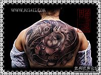背部黑白莲花鲤鱼纹身
