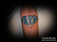 手臂彩色钻石纹身图案