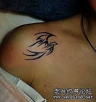 美女肩部图腾燕子纹身