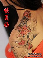 美女肩部莲花花卉纹身