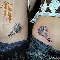 腹部情侣石雕太阳月亮纹身