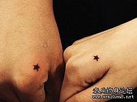 手背情侣五角星纹身图案