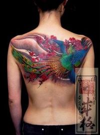 背部彩色日本孔雀纹身图案