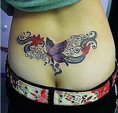 腰部蝴蝶花纹身图案