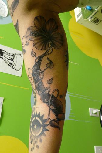 手臂花藤纹身图案