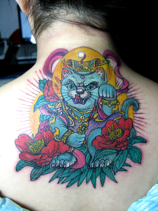 漂亮的女人招财猫背部花猫纹身图案作品分享