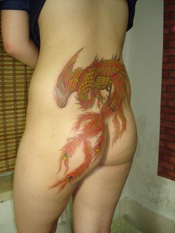 女性纹身图案大全：超酷的美女后腰凤凰纹身图案图片（精品）