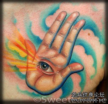 武汉专业文身推荐一款胸口手掌纹身图案图片