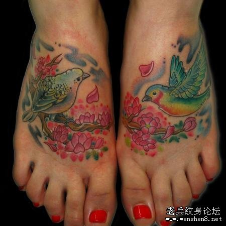 脚背超酷的梅花小鸟文身图案图片