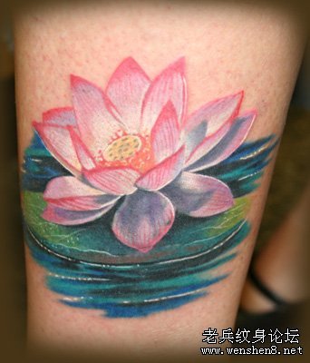 武汉老兵纹身店：大腿荷花纹身图案图片