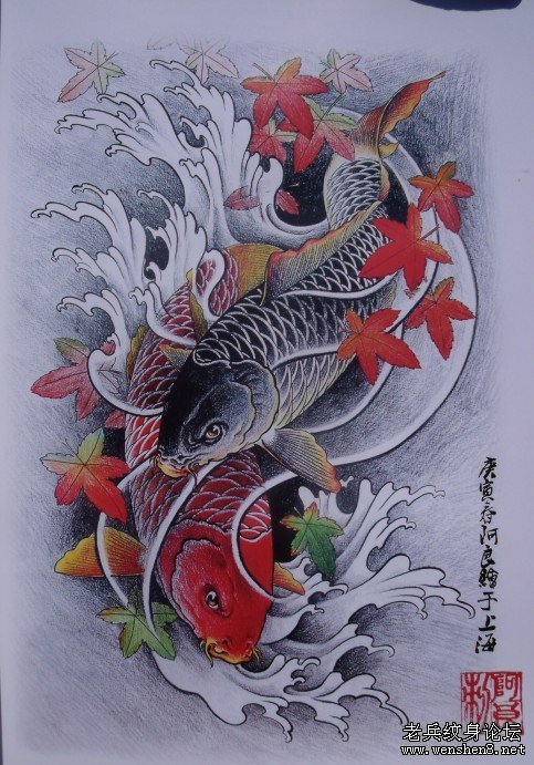 武汉专业纹身店为你提供一款彩色鲤鱼枫叶纹身图案纹身图片