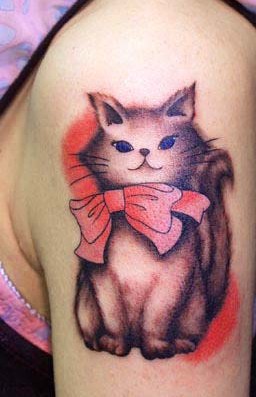 武汉纹身店：大臂可爱的蝴蝶结猫咪纹身图案图片