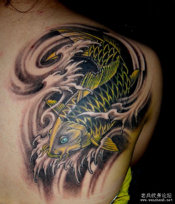 鲤鱼纹身图案大全：背部彩色鲤鱼纹身图案纹身图片
