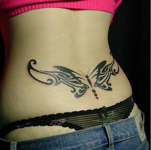 一款野性的女生腰部蝴蝶图腾纹身（tattoo）图片