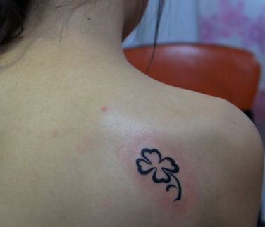 美女肩部图腾四叶草纹身图案