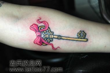 时尚精美的蝴蝶结钥匙纹身图案