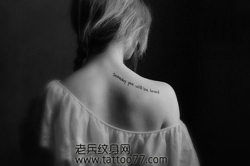经典时尚的美女肩部字母纹身图案