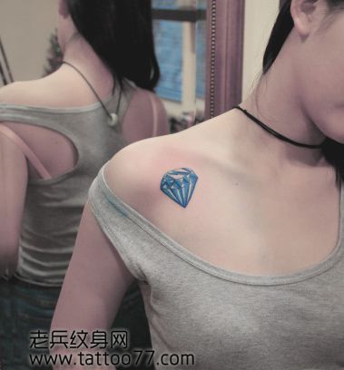 经典的肩部彩色钻石纹身图案
