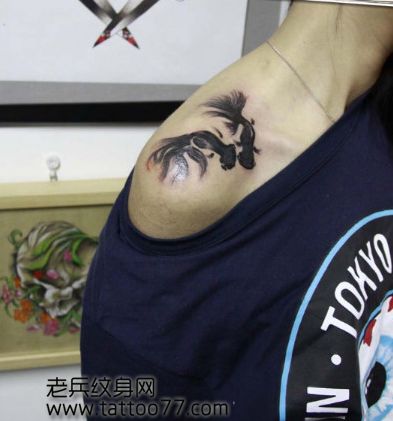 肩部水墨画小金鱼纹身图案