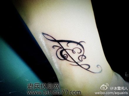 美女腿部图腾爱心藤蔓纹身图案
