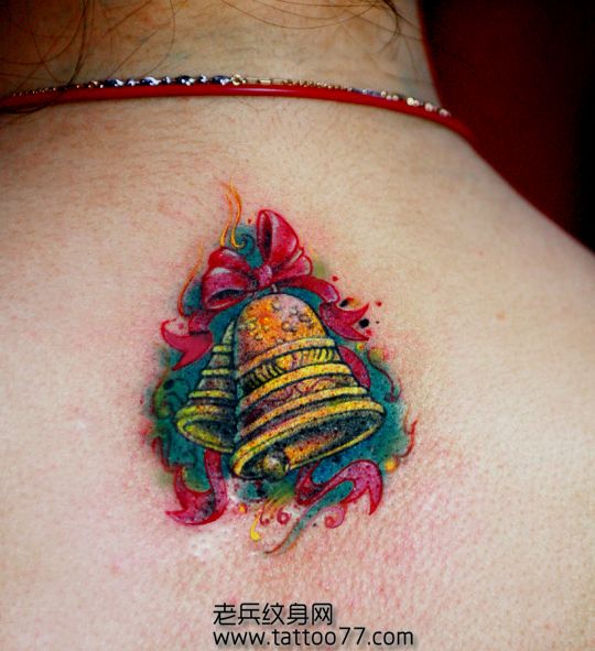 背部唯美的铃铛纹身图案