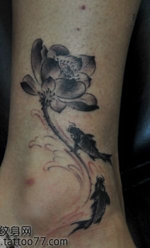腿部水墨画鲤鱼莲花纹身图案