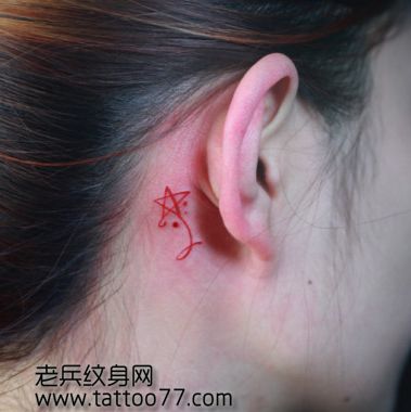 美女耳部五角星纹身图案