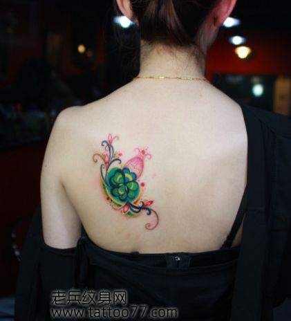 美女背部好看的四叶草纹身图案