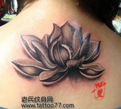 一款美女背部黑白莲花纹身图案