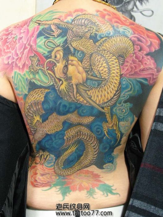 超炫的美女满背龙纹身图案