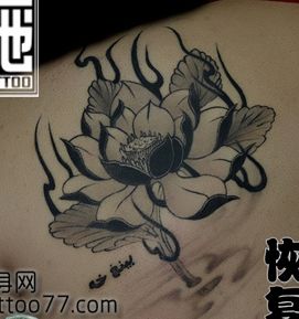 美女背部黑白莲花纹身图案